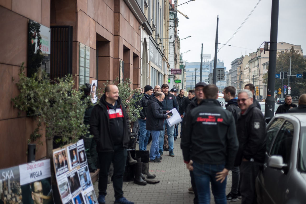 Kolejka po tani węgiel od Morawieckiego. Związkowcy: Szpitale, szkoły - pół polski błaga nas o węgiel