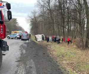Łopiennik Podleśny. Groźny wypadek autokaru na DK 17. Wśród rannych dzieci