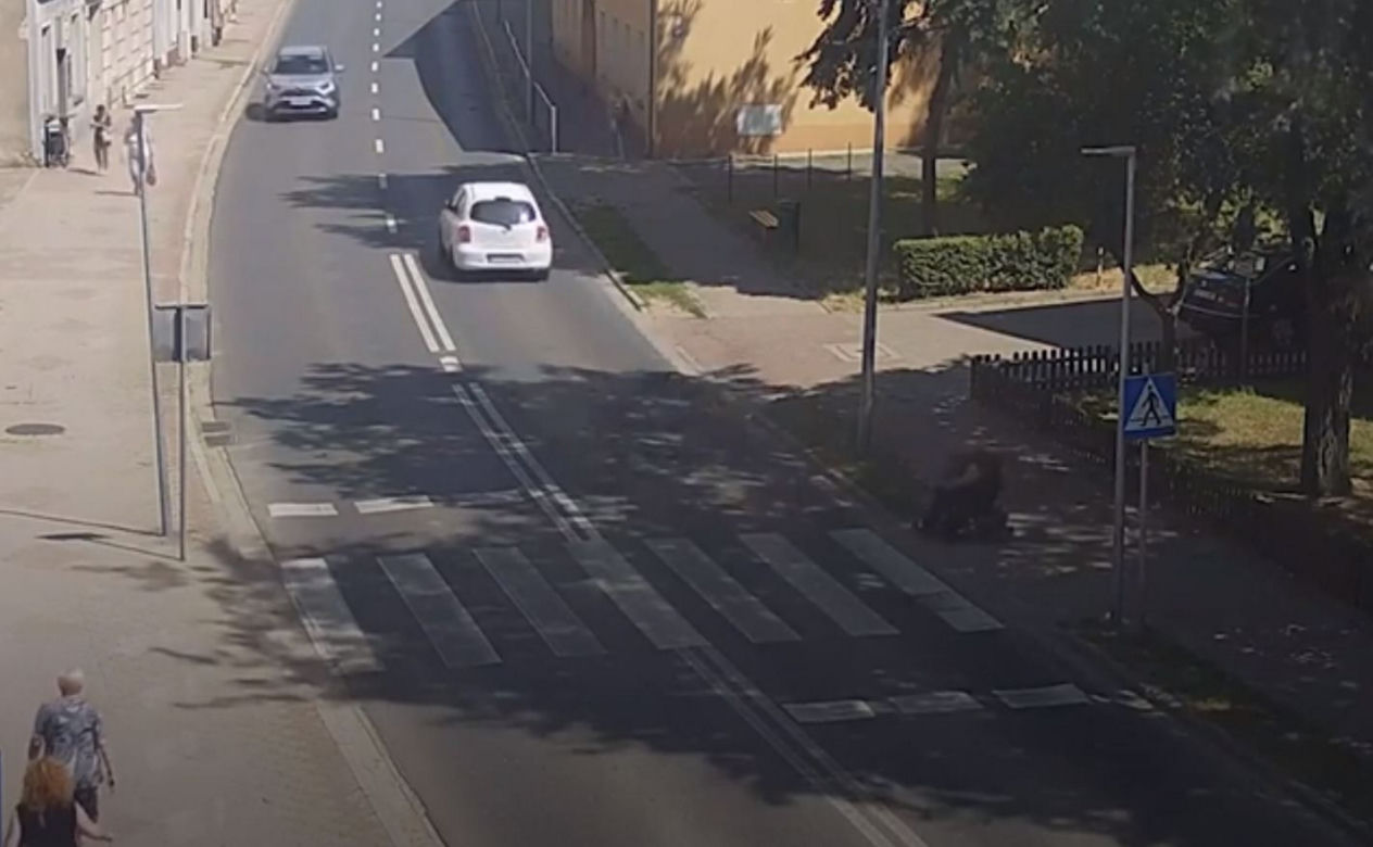 Przerażający wypadek w Sulechowie! Niepełnosprawny mężczyzna wyleciał z wózka po potrąceniu na przejściu [ZDJĘCIA] 