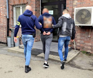 Agresywny pasażer uderzył kierowcę i ukradł pieniądze. To recydywista