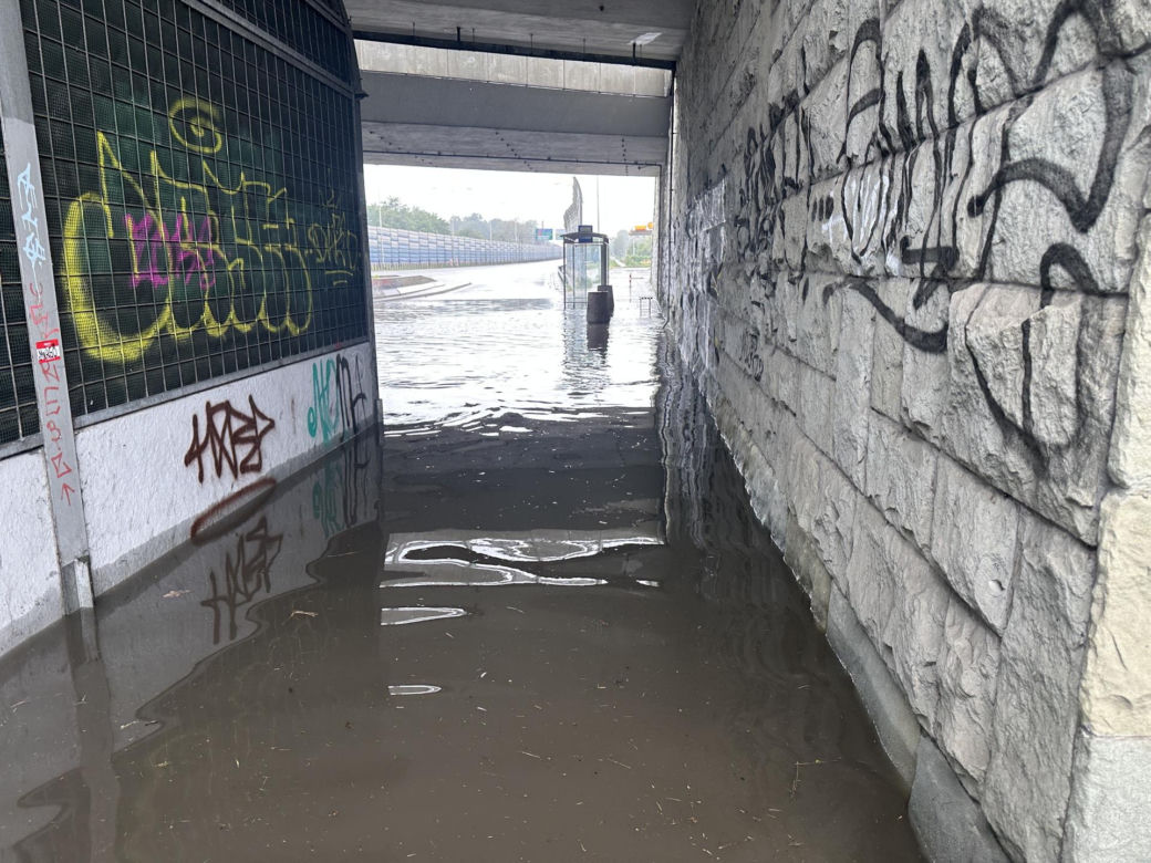 Waszawy. Format: Trasa S8 całkowicie zalana. Warszawa sparaliżowana po ulewie