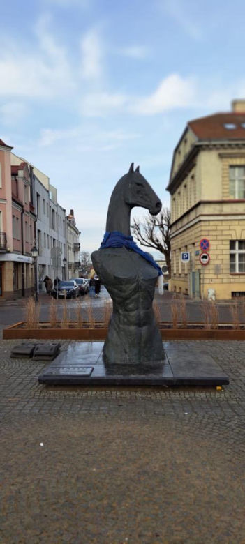 Tak prezentuje się pomnik Seksownego Konia z Konina