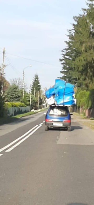 Absurdalny widok na trasie S1. Małe seicento z potężnym ładunkiem na dachu, dwa razy większym od auta [ZDJĘCIA]