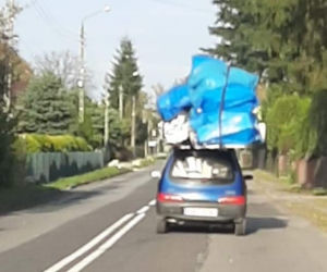 Absurdalny widok na trasie S1. Małe seicento z potężnym ładunkiem na dachu, dwa razy większym od auta [ZDJĘCIA]