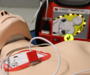 Więcej defibrylatorów AED na terenie Łomży. W których miejscach się pojawią? 