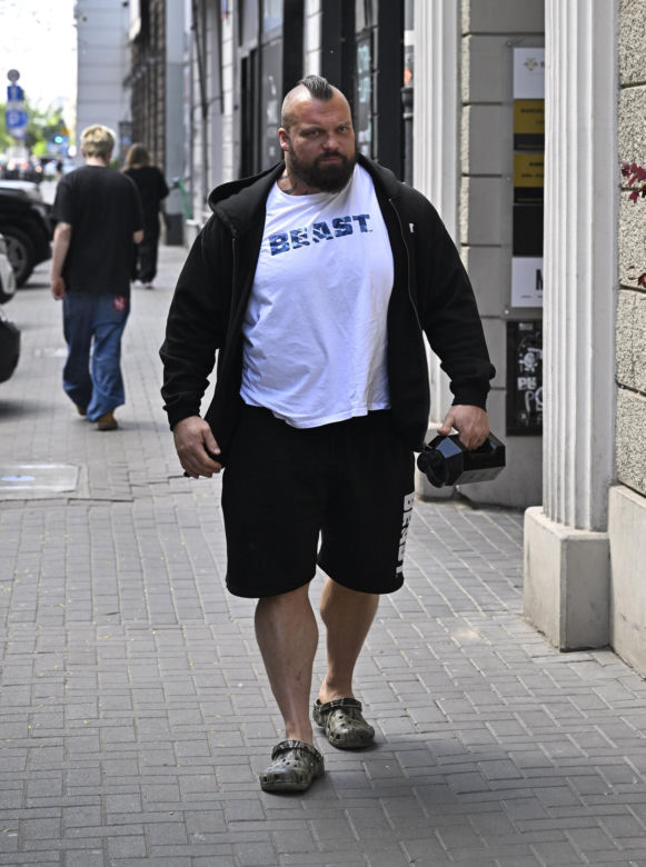 Eddie Hall zjadł przed walką z Pudzianowskim ogromnego steka. Pożre też "Pudziana"?