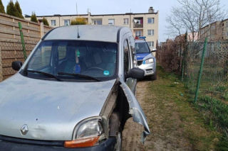 42-letni kierowca próbował uciec, jednak szybko stracił panowanie nad autem i doprowadził do kolizji