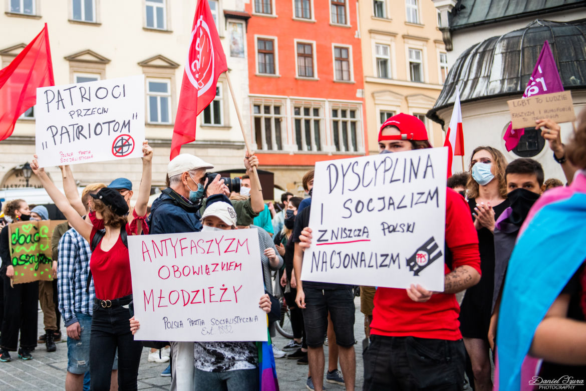 Demonstracja LGBT i narodowców na krakowskim Rynku