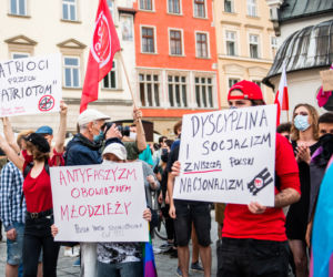 Demonstracja LGBT i narodowców na krakowskim Rynku