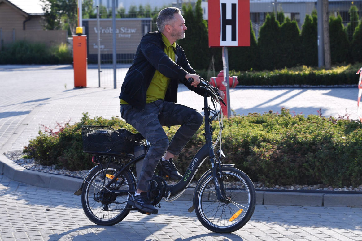 Przesiadł się na rower elektryczny