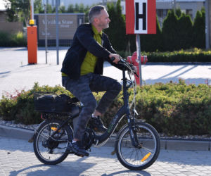 Przesiadł się na rower elektryczny