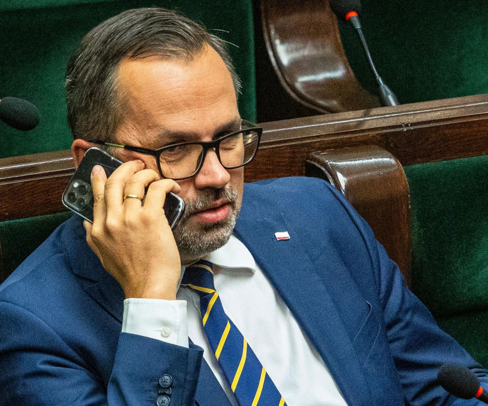 Poseł Marcin Horała rozmawia przez telefon w ławie sejmowej. O jego nowej funkcji w Sejmie przeczytasz na SE Polityka.