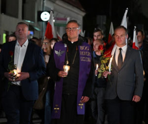 Marsz milczenia w Jarosławiu po ataku na księdza. Mieszkańcy w żałobie