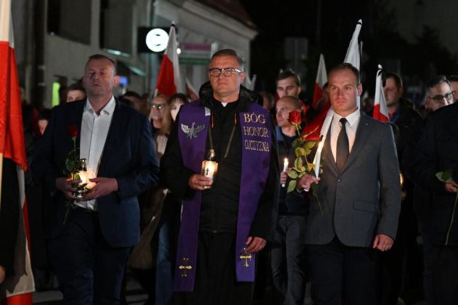 Marsz milczenia w Jarosławiu po ataku na księdza. Mieszkańcy w żałobie