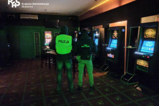 Białogard. Widowiskowa akcja w jaskini nielegalnego hazardu! W środku pełno jednorękich bandytów