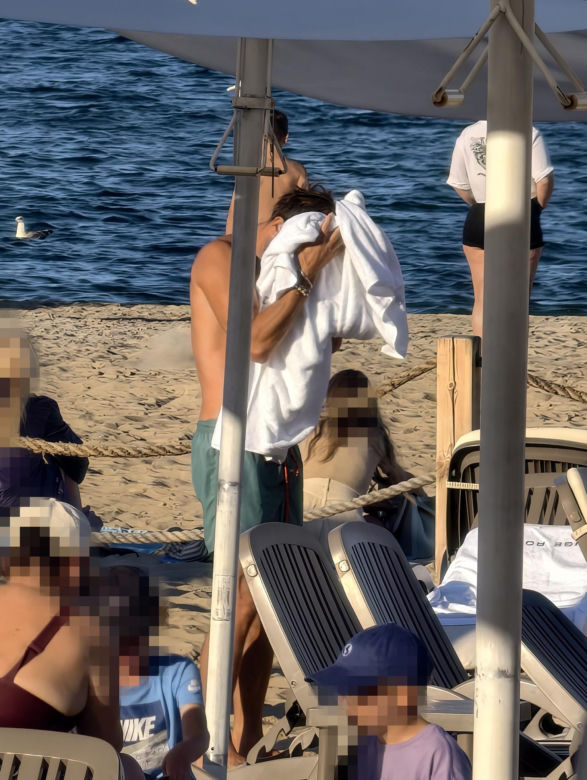 Mateusz Banasiuk na plaży w Sopocie. Tak wyglądał, gdy zrzucił koszulkę!