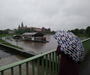 Powódź w Krakowie: Poziom Wisły dramatycznie rośnie. Most Dębnicki zagrożony?