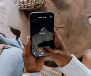 TikTok piosenki 2020. Posłuchaj największych hitów tej platformy