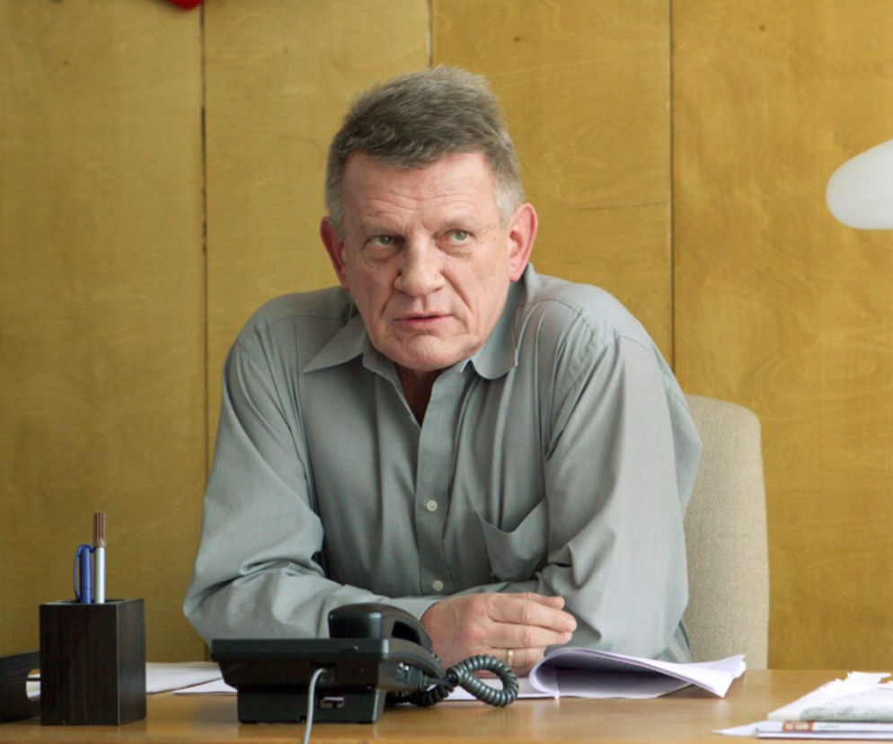 Aktor Bronisław Cieślak jako porucznik Borewicz przy biurku. Rozwiąż quiz o serialach PRL na EskaRock.