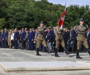 Prezydent RP Karol Nawrocki i pierwsza dama Marta Nawrocka podczas polowej mszy świętej na Polskim Cmentarzu Wojennym pod Monte Cassino