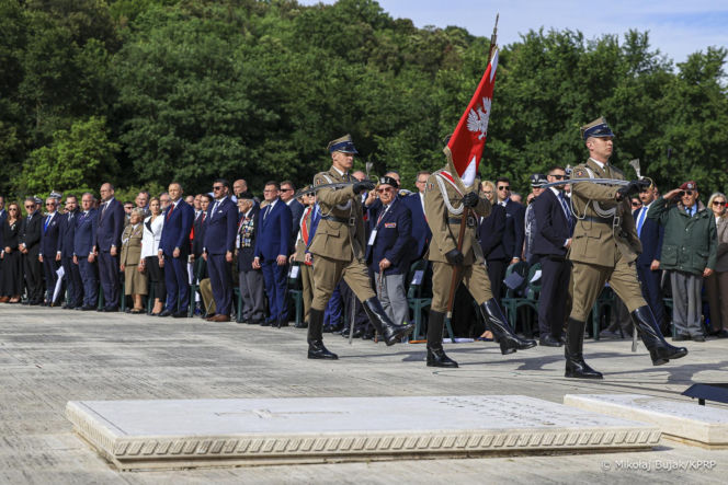 Prezydent RP Karol Nawrocki i pierwsza dama Marta Nawrocka podczas polowej mszy świętej na Polskim Cmentarzu Wojennym pod Monte Cassino
