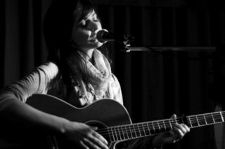 „Aniołowie dziś latają nisko”. Nie żyje kultowa wokalistka. Dominika Żukowska zginęła w tragicznym wypadku