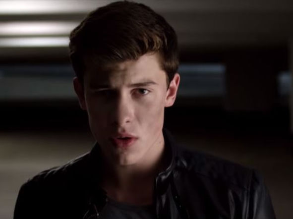 Shawn Mendes w teledysku do Stitches