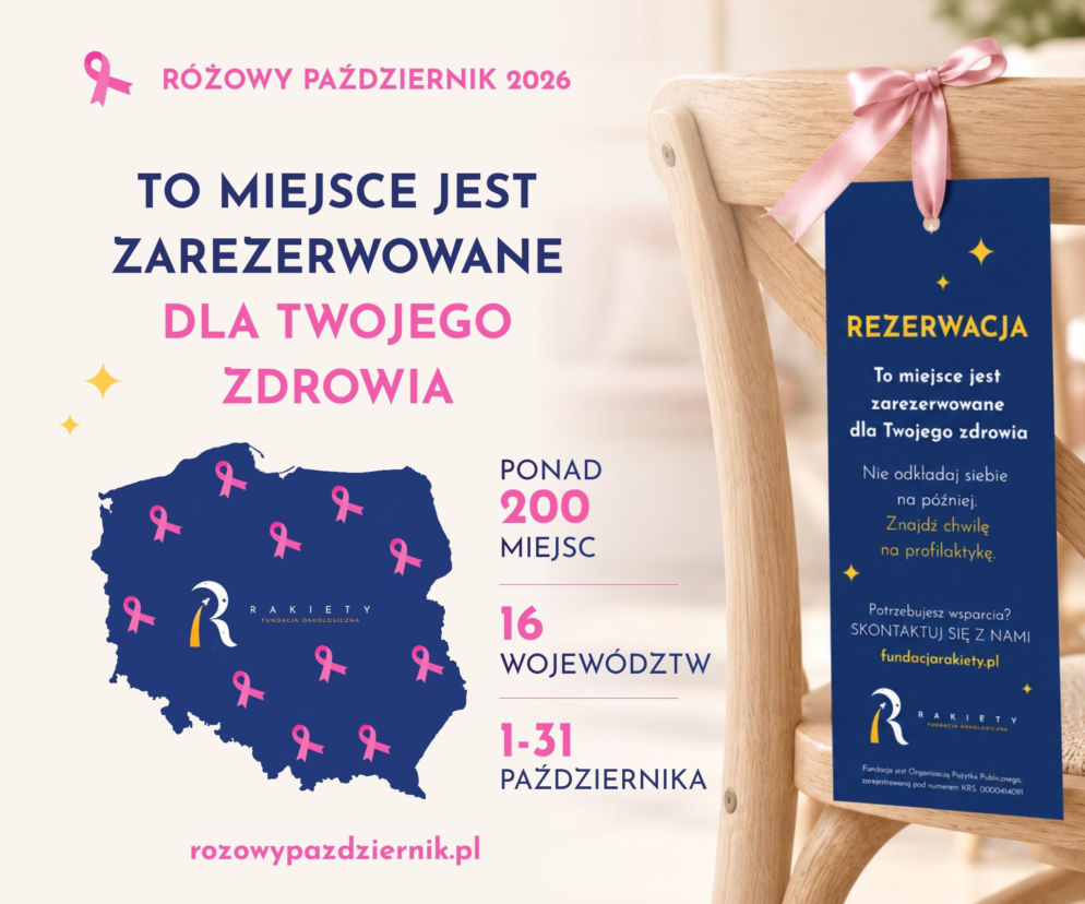 Plakat akcji Różowy Październik obok krzesła z zawieszką rezerwacji. O profilaktyce raka piersi przeczytasz na PZ.