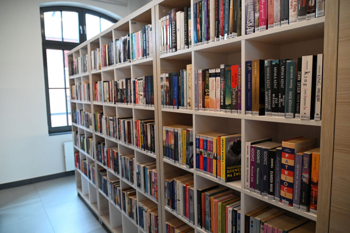  Filia nr 7 Miejskiej Biblioteki Publicznej na placu Matki Teresy w Szczecinie, 9 bm. Biblioteka powstała w XIX-wiecznym odrestaurowanym budynku przy pl. Matki Teresy z Kalkuty