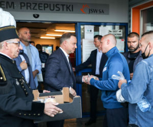 Duda rozdawał górnikom bułki w Zofiówce