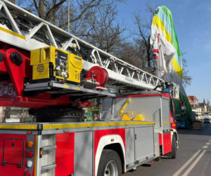 Szokujący wypadek! Balon uderzył w blok, jedna osoba nie żyje