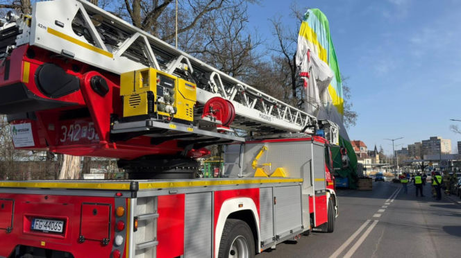 Szokujący wypadek! Balon uderzył w blok, jedna osoba nie żyje