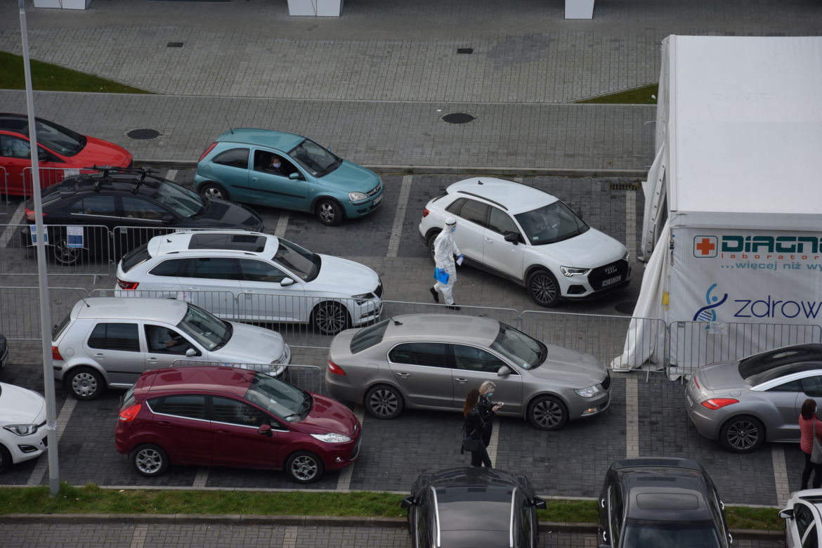 Kolejki na test na COVID-19. Dramat pacjentów 