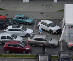Kolejki na test na COVID-19. Dramat pacjentów 