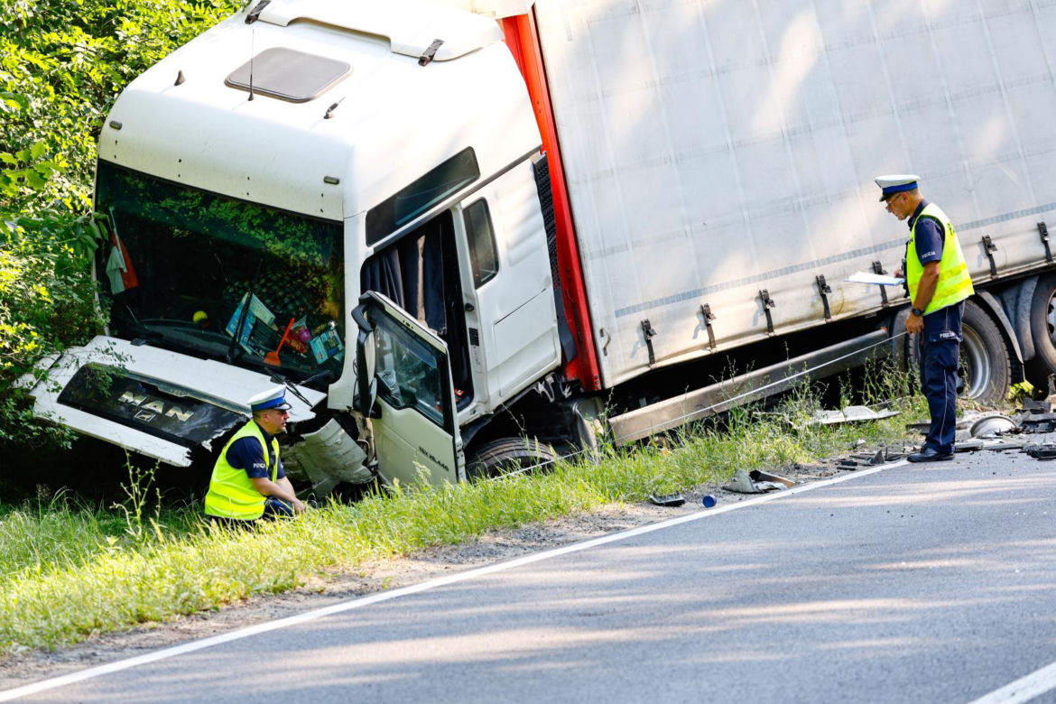 Tragedia na DK11. Kierowca BMW nie przeżył zderzenia z ciężarówką