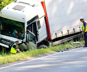 Tragedia na DK11. Kierowca BMW nie przeżył zderzenia z ciężarówką