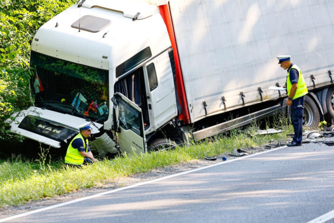 Tragedia na DK11. Kierowca BMW nie przeżył zderzenia z ciężarówką