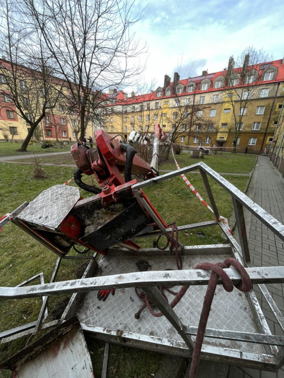 Pracował na wysokości w koszu, gdy nagle auto z podnośnikiem się przewróciło