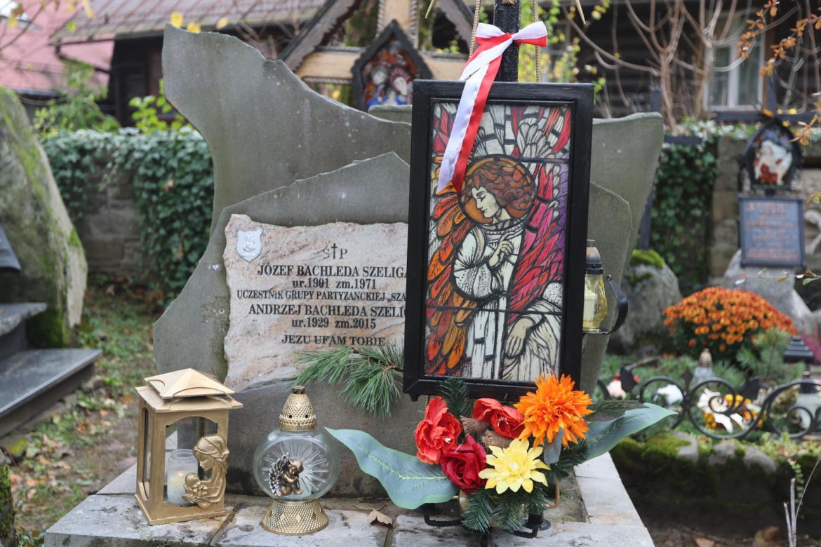 Drewniane rzeźbienia, góralskie korale, kolorowe ornamenty. Oto najpiękniejsze nagrobki na Podhalu