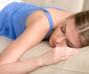 Śpisz na brzuchu? Twoja cera i kręgosłup mogą za to płacić wysoką cenę