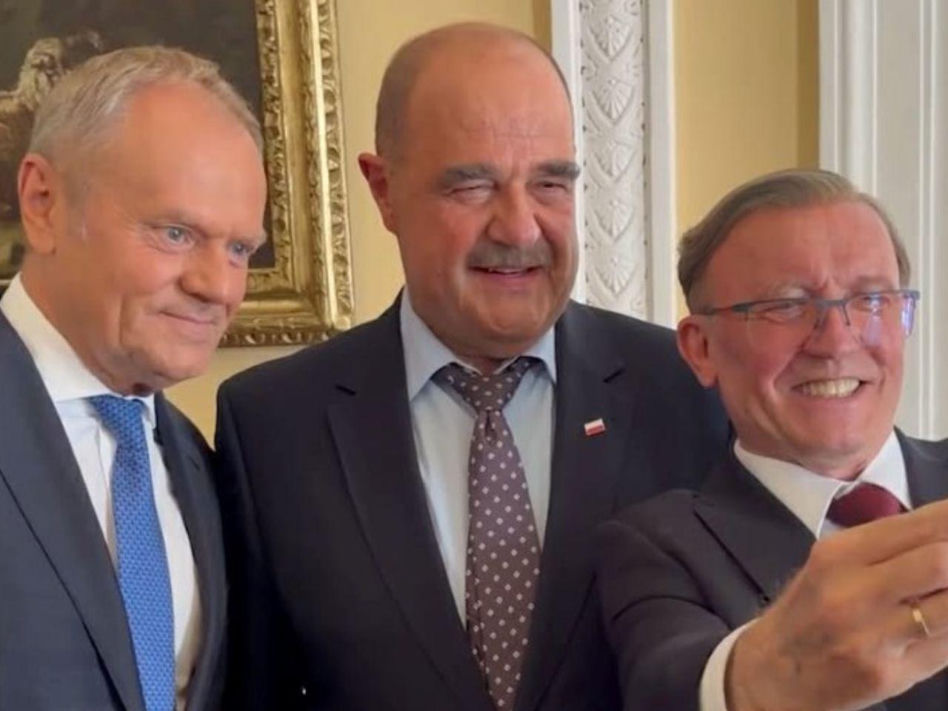 Premier Tusk odwiedził aktorów na planie "Rancza". Takiej reakcji widzów się nie spodziewał!