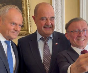 Premier Tusk odwiedził aktorów na planie Rancza. Takiej reakcji widzów się nie spodziewał!