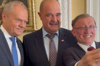 Premier Tusk odwiedził aktorów na planie Rancza. Takiej reakcji widzów się nie spodziewał!