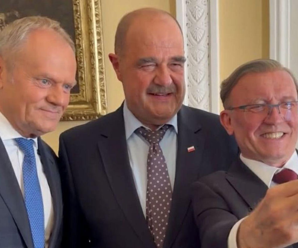 Donald Tusk, Cezary Żak i Artur Barciś pozują do wspólnego zdjęcia. O wizycie na planie Rancza przeczytasz w Eska.