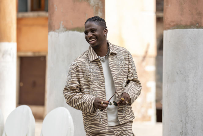 Emily podbija Rzym, a Alfie podyrwa Mindy.