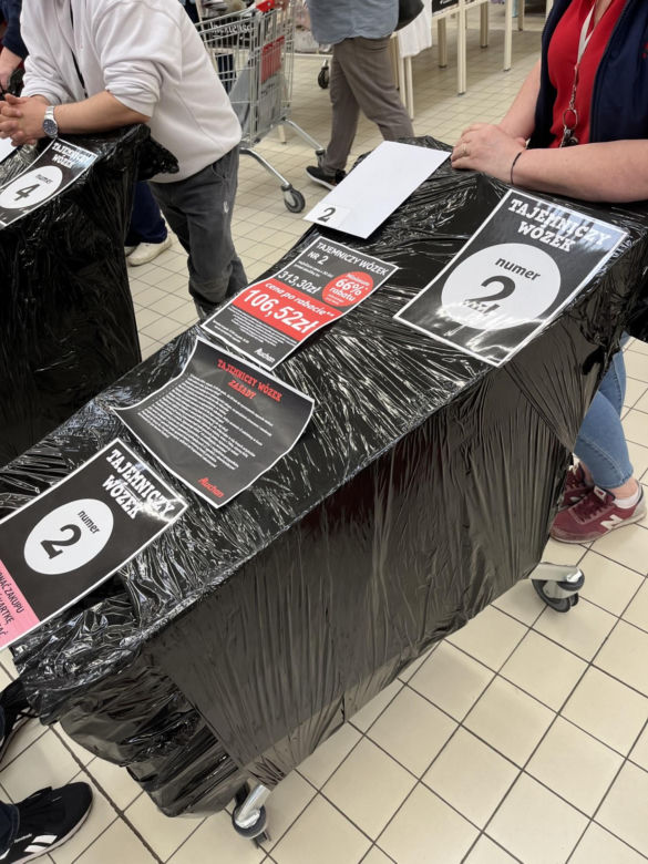 Tajemnicze wózki Auchan, to kupili klienci w Warszawie 