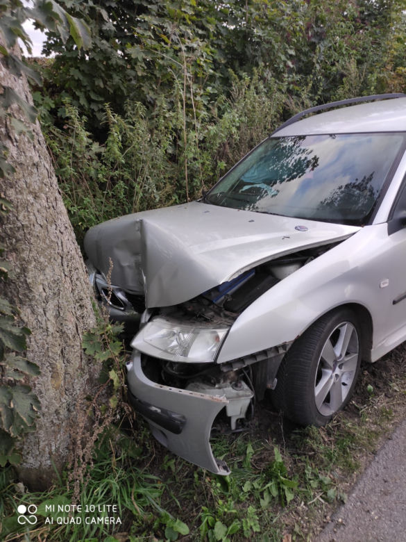 Osobówka wypadła z drogi i wbiła się w drzewo! Ranna matka i malutka dziewczynka
