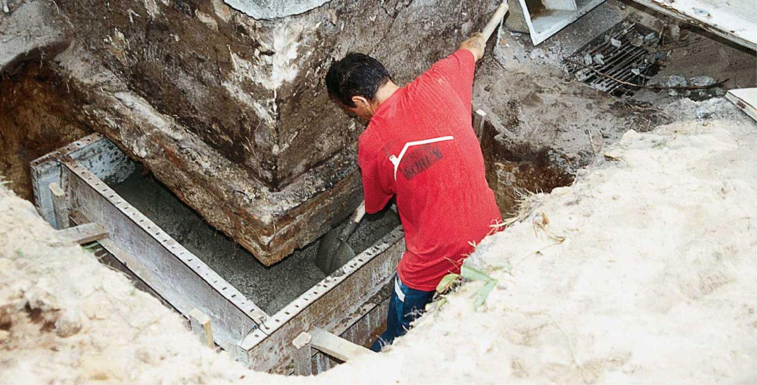 Podbijanie fundamentów 5. W deskowaniu ułożono beton klasy B 15 przygotowany na budowie z szybkowiążącego cementu portlandzkiego.