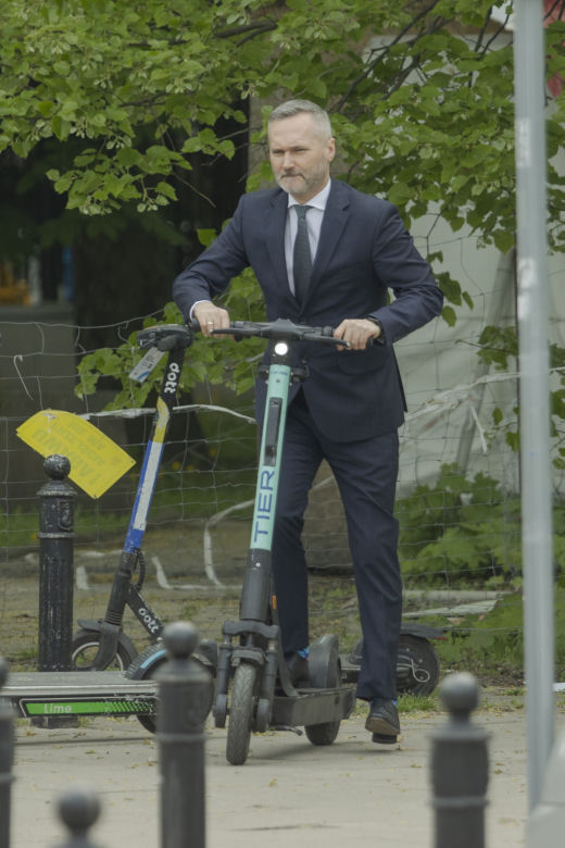 Jarosław Wałęsa na hulajnodze