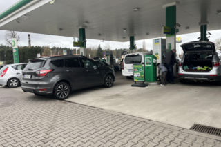 Tusk obniża ceny paliw, a Niemcy masowo ruszają do Polski. Ile naprawdę można zaoszczędzić?